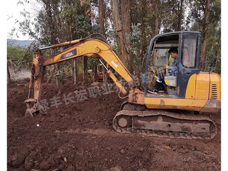 弥勒挖机培训学校怎么样？选择挖机培训学校时需要考虑哪些问题？