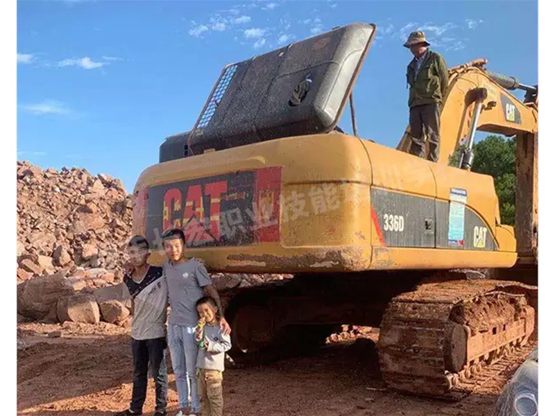 安宁挖机培训学校提醒大家在入行挖掘机圈之前需要先搞清学挖掘机的准备工作